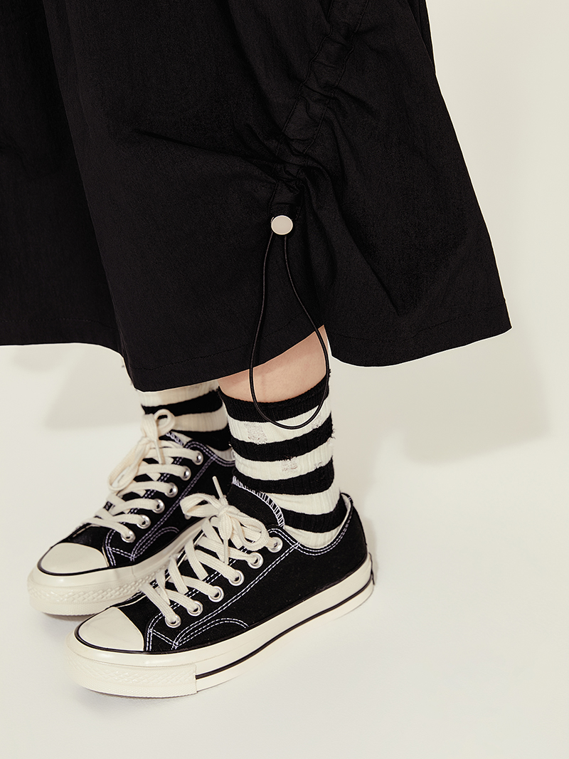 American Retro Black A-Line Half Skirt for Women, Summer Asymmetric Drawstring Design, Hip-Covering Umbrella Style American Retro Black A-Line Half Skirt for Women, Summer Asymmetric Drawstring Design, Hip-Covering Umbrella Style