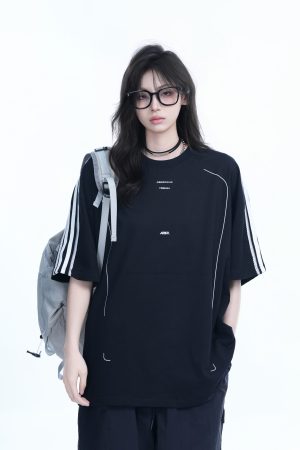 American Retro Black Short-Sleeve T-Shirt for Women â€“ Loose Fit, Summer Casual Tee with Trendy Graphic Design