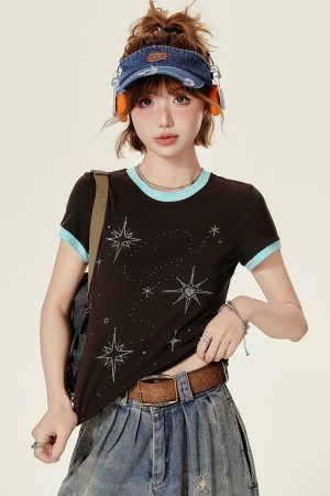 American Retro Brown Round Neck Short Sleeve T-Shirt for Women - Rhinestone Slim Fit Summer Top, 90s Inspired Fashion