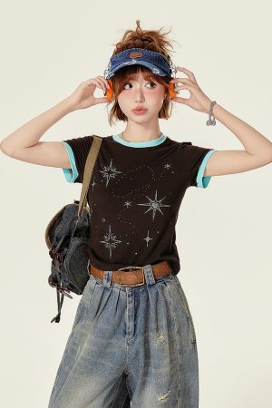 American Retro Brown Round Neck Short Sleeve T-Shirt for Women - Rhinestone Slim Fit Summer Top, 90s Inspired Fashion