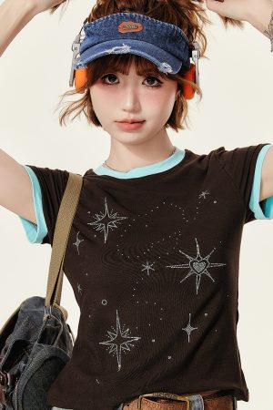 American Retro Brown Round Neck Short Sleeve T-Shirt for Women - Rhinestone Slim Fit Summer Top, 90s Inspired Fashion