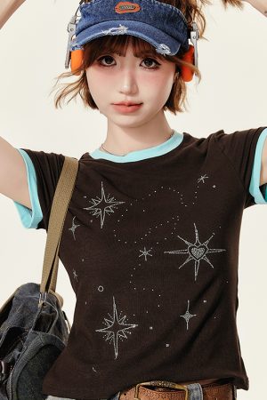 American Retro Brown Round Neck Short Sleeve T-Shirt for Women - Rhinestone Slim Fit Summer Top, 90s Inspired Fashion