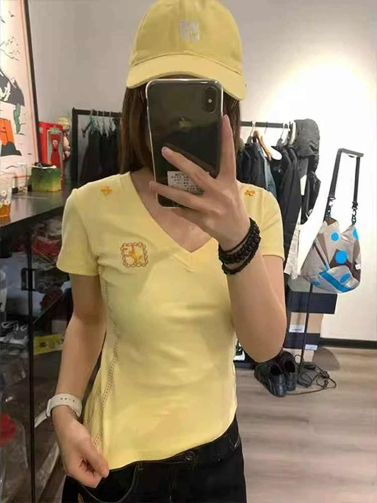 American Retro Embroidered V-Neck Short Sleeve T-Shirt for Women - Summer 2025 Slim Fit Cropped Top, Sexy Y2K Style American Retro Embroidered V-Neck Short Sleeve T-Shirt for Women - Summer 2025 Slim Fit Cropped Top, Sexy Y2K Style