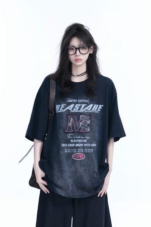 American Retro Gradient Red Short-Sleeve T-Shirt for Women, Unique Loose Fit with Embroidery, Y2K Inspired Fashion Top