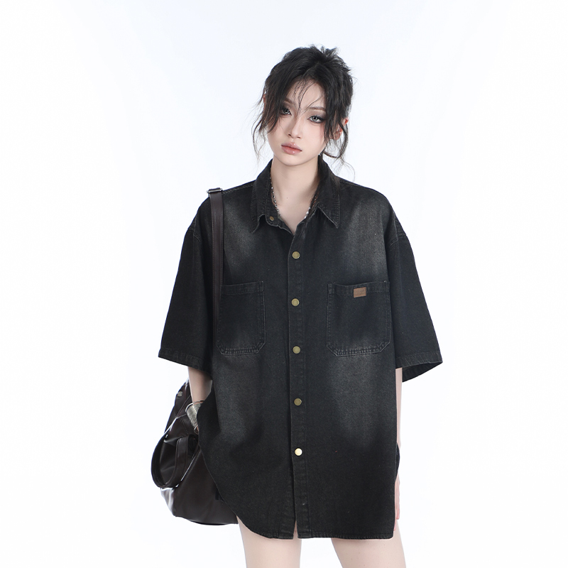 American Retro Heavy-Duty Washed Denim Short-Sleeve Shirt for Women, Unique Loose Fit, Casual Mountain-Inspired Style American Retro Heavy-Duty Washed Denim Short-Sleeve Shirt for Women, Unique Loose Fit, Casual Mountain-Inspired Style