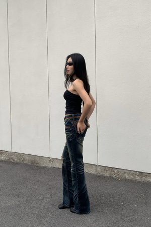 Anti-Industrialization Low-Rise Jeans with Bombing Leg Shape for a Unique Cowboy Heavy Industry Look