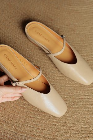 Artistic Minimalist Slip-On Flat Sandals with Buckle - Slim-Fit Closed-Toe Casual Outdoor Footwear