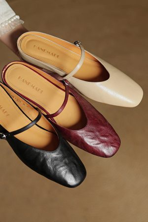 Artistic Minimalist Slip-On Flat Sandals with Buckle - Slim-Fit Closed-Toe Casual Outdoor Footwear