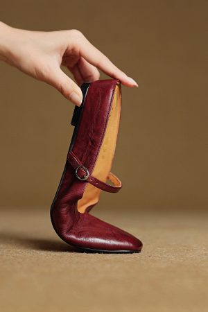 Artistic Minimalist Slip-On Flat Sandals with Buckle - Slim-Fit Closed-Toe Casual Outdoor Footwear