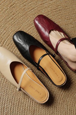 Artistic Minimalist Slip-On Flat Sandals with Buckle - Slim-Fit Closed-Toe Casual Outdoor Footwear