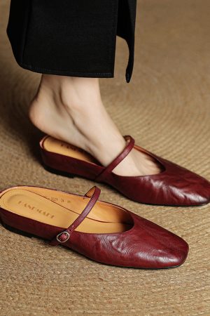 Artistic Minimalist Slip-On Flat Sandals with Buckle - Slim-Fit Closed-Toe Casual Outdoor Footwear