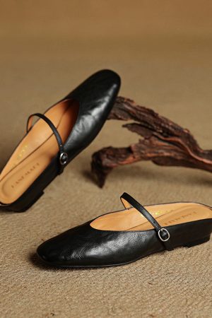 Artistic Minimalist Slip-On Flat Sandals with Buckle - Slim-Fit Closed-Toe Casual Outdoor Footwear