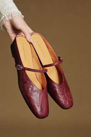 Artistic Minimalist Slip-On Flat Sandals with Buckle - Slim-Fit Closed-Toe Casual Outdoor Footwear