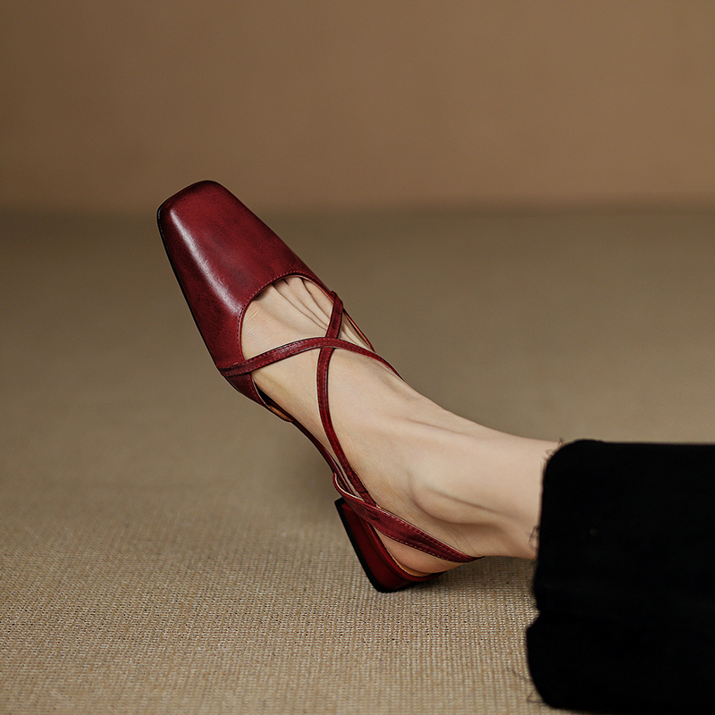 Artistic Retro Chinese-Style Cross Strap Slimming Genuine Leather Flats Sandals for Women - 90s Inspired Design Artistic Retro Chinese-Style Cross Strap Slimming Genuine Leather Flats Sandals for Women - 90s Inspired Design