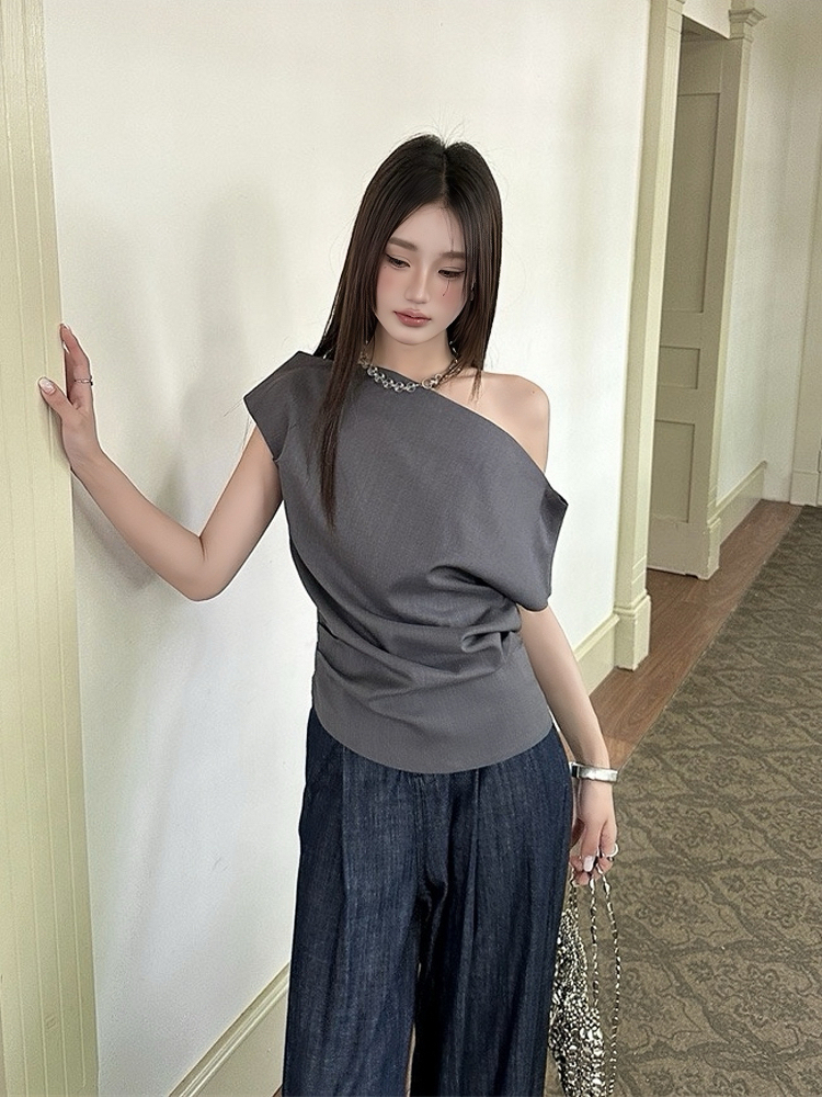 Asymmetrical One-Shoulder T-Shirt for Women, Minimalist Ruched Slim Fit Top, 2025 Summer Fashion, Trendy Off-Shoulder Style Asymmetrical One-Shoulder T-Shirt for Women, Minimalist Ruched Slim Fit Top, 2025 Summer Fashion, Trendy Off-Shoulder Style