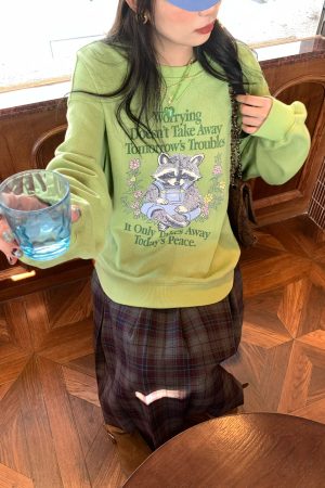 Bear Apocalypse Green Retro Printed Sweatshirt for Women - Vintage Style Thick Pullover for Spring and Autumn Fashion