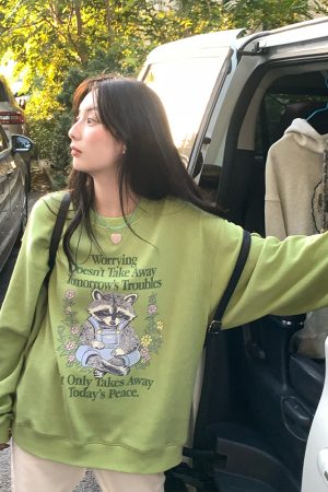 Bear Apocalypse Green Retro Printed Sweatshirt for Women - Vintage Style Thick Pullover for Spring and Autumn Fashion