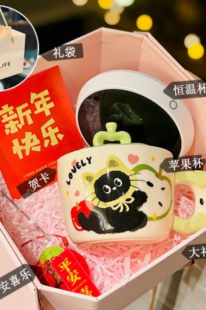 Beautiful Ceramic Apple Mug with Lid and Spoon - Perfect Gift for Girls, Ideal for Birthdays and New Year Celebrations