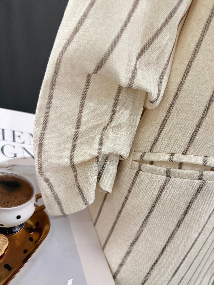 Beige Striped Three-Quarter Sleeve Blazer for Women - 2025 Summer Korean Style Commuter Fashion with High-End Feel Beige Striped Three-Quarter Sleeve Blazer for Women - 2025 Summer Korean Style Commuter Fashion with High-End Feel