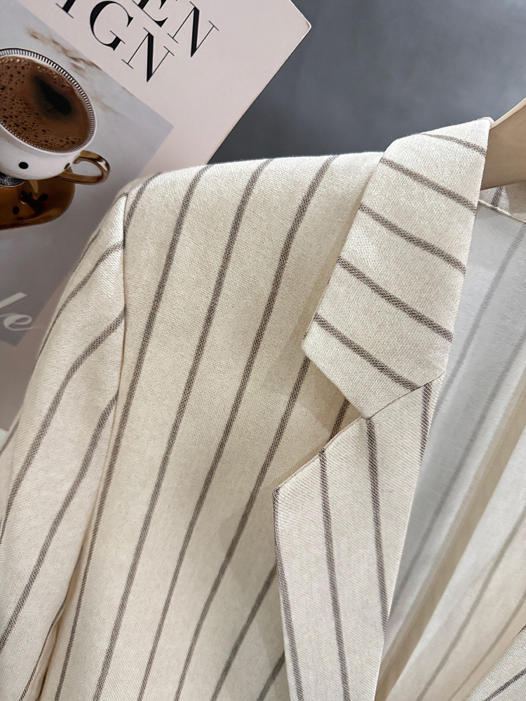 Beige Striped Three-Quarter Sleeve Blazer for Women - 2025 Summer Korean Style Commuter Fashion with High-End Feel Beige Striped Three-Quarter Sleeve Blazer for Women - 2025 Summer Korean Style Commuter Fashion with High-End Feel