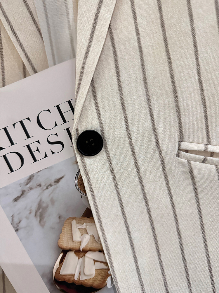 Beige Striped Three-Quarter Sleeve Blazer for Women - 2025 Summer Korean Style Commuter Fashion with High-End Feel Beige Striped Three-Quarter Sleeve Blazer for Women - 2025 Summer Korean Style Commuter Fashion with High-End Feel