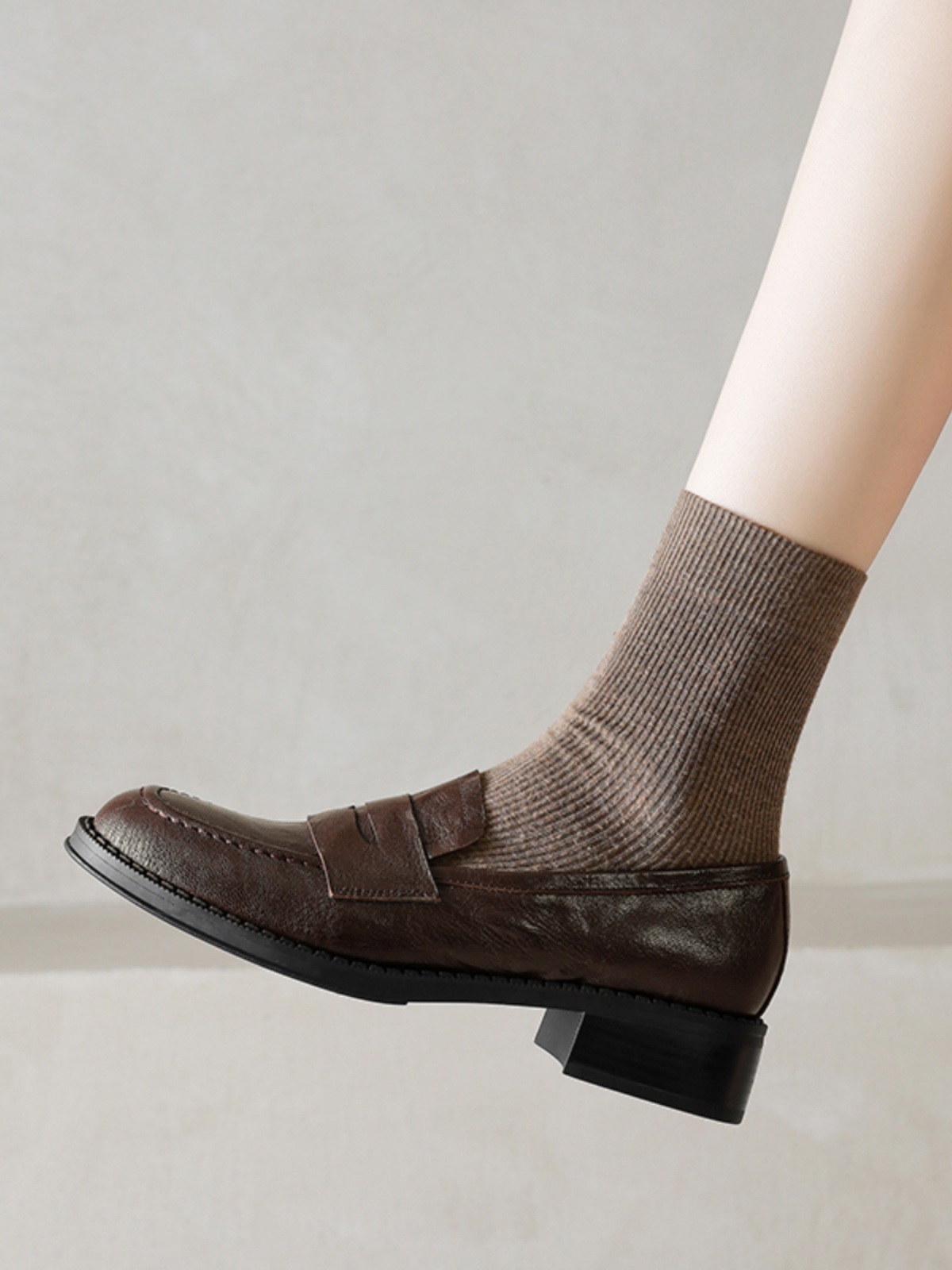 Black Chunky Heel Mid-Heel Loafers for Women - Sheepskin Round-Toe Leather Shoes - British Style Spring/Summer 2025 Fashion Black Chunky Heel Mid-Heel Loafers for Women - Sheepskin Round-Toe Leather Shoes - British Style Spring/Summer 2025 Fashion