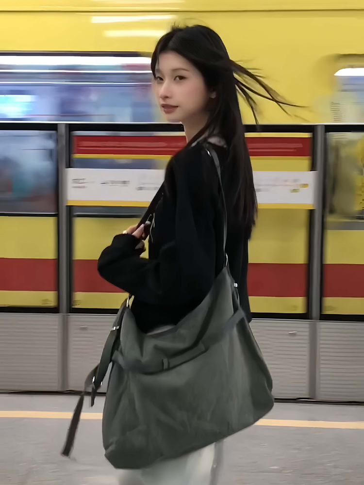 Black Color-Blocking V-Neck Sweatshirt for Women - Casual Long Sleeve Pullover with Letter Print - Spring 90s Lazy Style Black Color-Blocking V-Neck Sweatshirt for Women - Casual Long Sleeve Pullover with Letter Print - Spring 90s Lazy Style