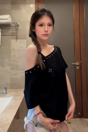 Black Off-Shoulder Short Sleeve T-Shirt for Women - Casual Summer Top, Loose Fit American Style, Trendy Shoulder-Baring Design