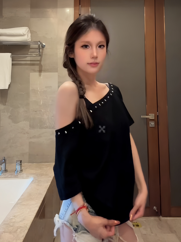 Black Off-Shoulder Short Sleeve T-Shirt for Women - Casual Summer Top, Loose Fit American Style, Trendy Shoulder-Baring Design Black Off-Shoulder Short Sleeve T-Shirt for Women - Casual Summer Top, Loose Fit American Style, Trendy Shoulder-Baring Design