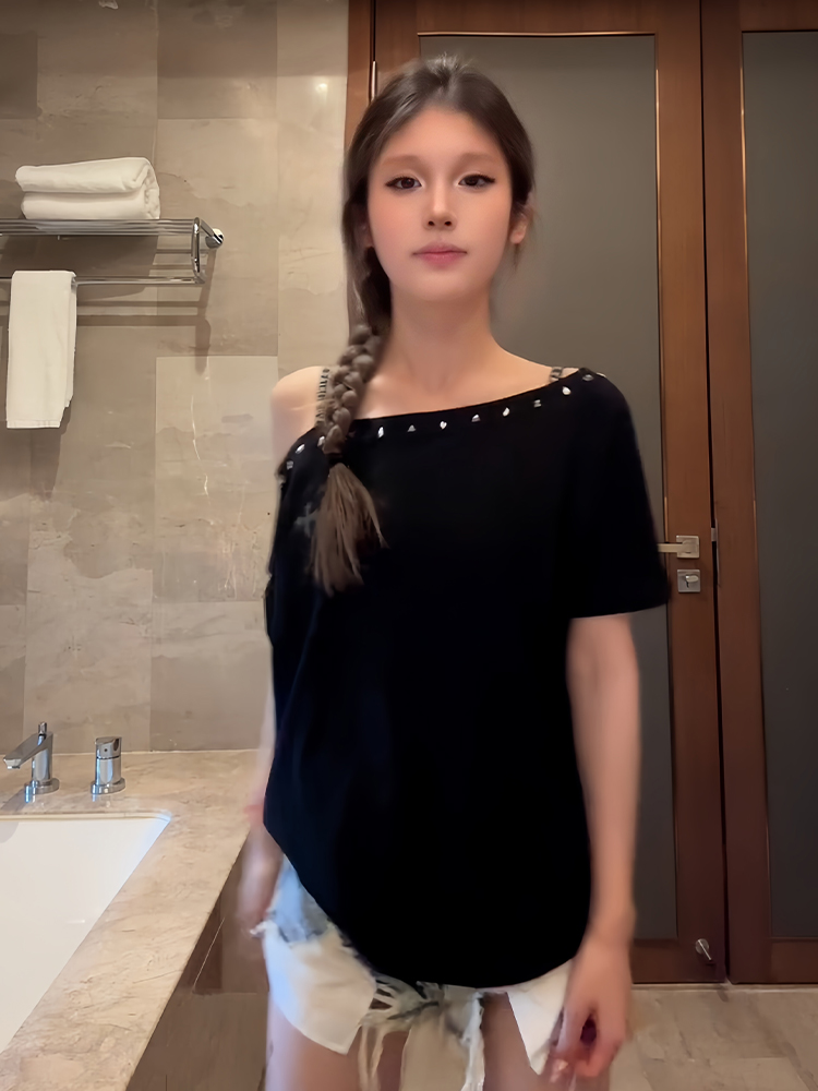 Black Off-Shoulder Short Sleeve T-Shirt for Women - Casual Summer Top, Loose Fit American Style, Trendy Shoulder-Baring Design Black Off-Shoulder Short Sleeve T-Shirt for Women - Casual Summer Top, Loose Fit American Style, Trendy Shoulder-Baring Design