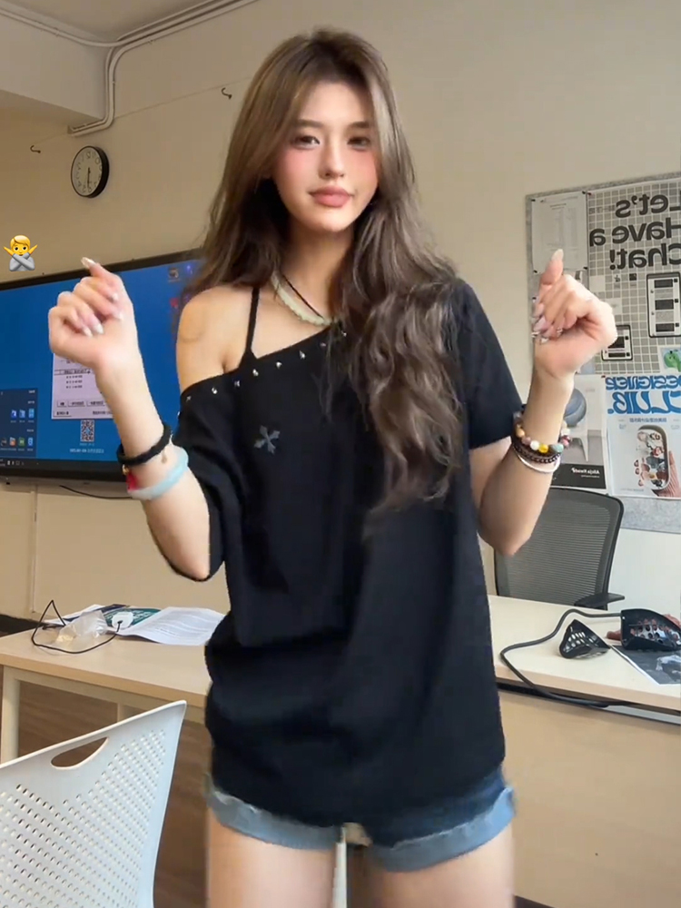 Black Off-Shoulder Women's Summer T-Shirt with Orange Rhinestone Design, Loose Fit Trendy Top, American Style Fashion Essentials Black Off-Shoulder Women's Summer T-Shirt with Orange Rhinestone Design, Loose Fit Trendy Top, American Style Fashion Essentials