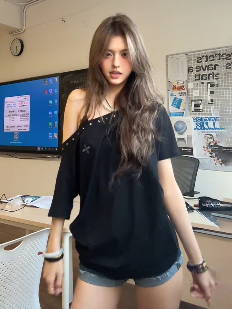 Black Off-Shoulder Women's Summer T-Shirt with Orange Rhinestone Design, Loose Fit Trendy Top, American Style Fashion Essentials Black Off-Shoulder Women's Summer T-Shirt with Orange Rhinestone Design, Loose Fit Trendy Top, American Style Fashion Essentials