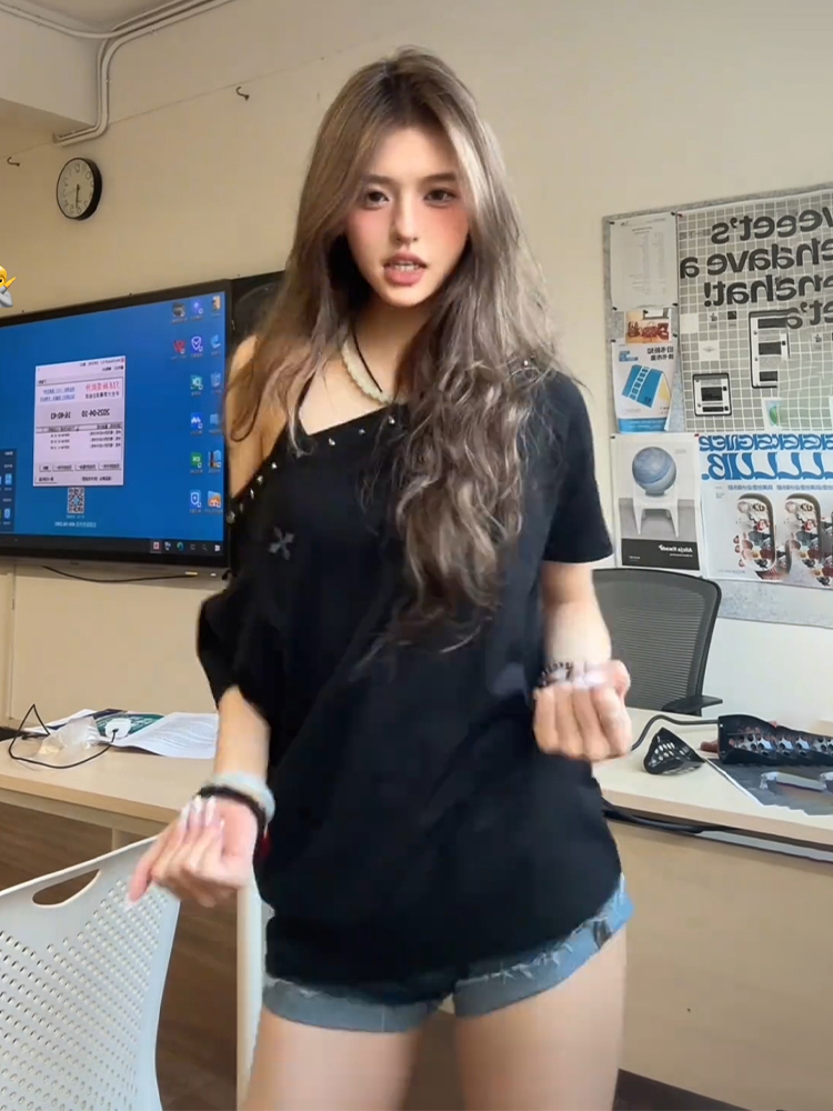 Black Off-Shoulder Women's Summer T-Shirt with Orange Rhinestone Design, Loose Fit Trendy Top, American Style Fashion Essentials Black Off-Shoulder Women's Summer T-Shirt with Orange Rhinestone Design, Loose Fit Trendy Top, American Style Fashion Essentials