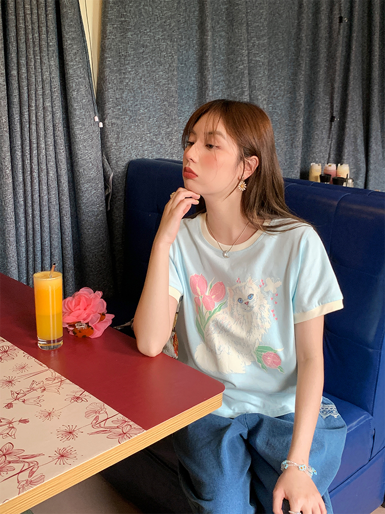 Blue Floral Printed Short Sleeve T-Shirt for Women - Vintage Loose Fit Retro Round Neck Top for Summer Fashion Blue Floral Printed Short Sleeve T-Shirt for Women - Vintage Loose Fit Retro Round Neck Top for Summer Fashion