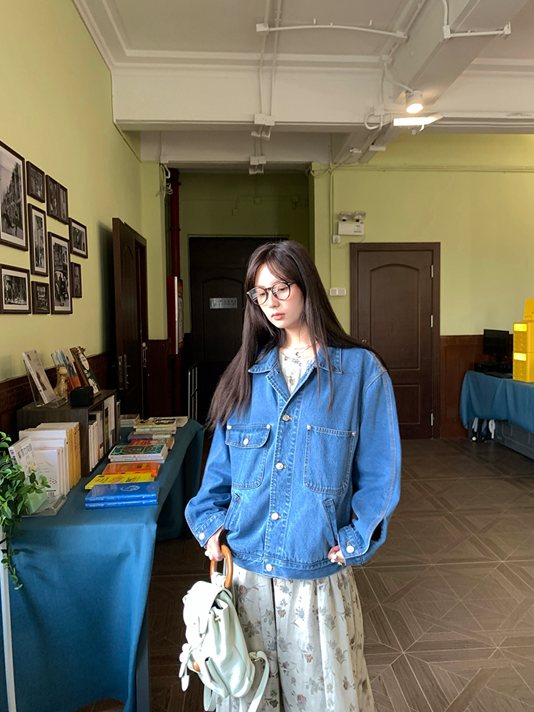 Blue Retro Embroidered Denim Jacket for Women - Vintage Style Loose Lapel Top for Spring Fashion Blue Retro Embroidered Denim Jacket for Women - Vintage Style Loose Lapel Top for Spring Fashion