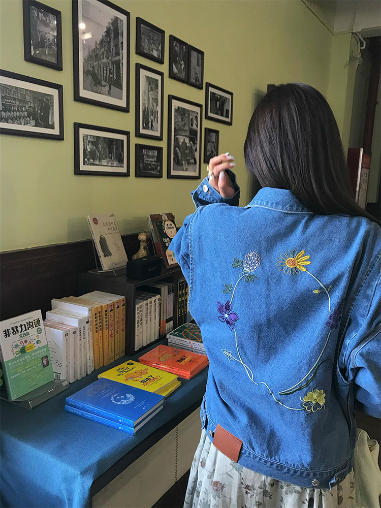 Blue Retro Embroidered Denim Jacket for Women - Vintage Style Loose Lapel Top for Spring Fashion Blue Retro Embroidered Denim Jacket for Women - Vintage Style Loose Lapel Top for Spring Fashion