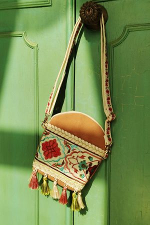 Bohemian Ethnic Style Women's Crossbody Bag with Embroidered Tassels - Yunnan Travel Hanfu Design for Spring/Summer Collection
