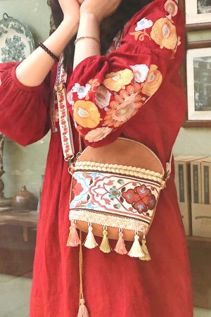 Bohemian Ethnic Style Women's Crossbody Bag with Embroidered Tassels - Yunnan Travel Hanfu Design for Spring/Summer Collection
