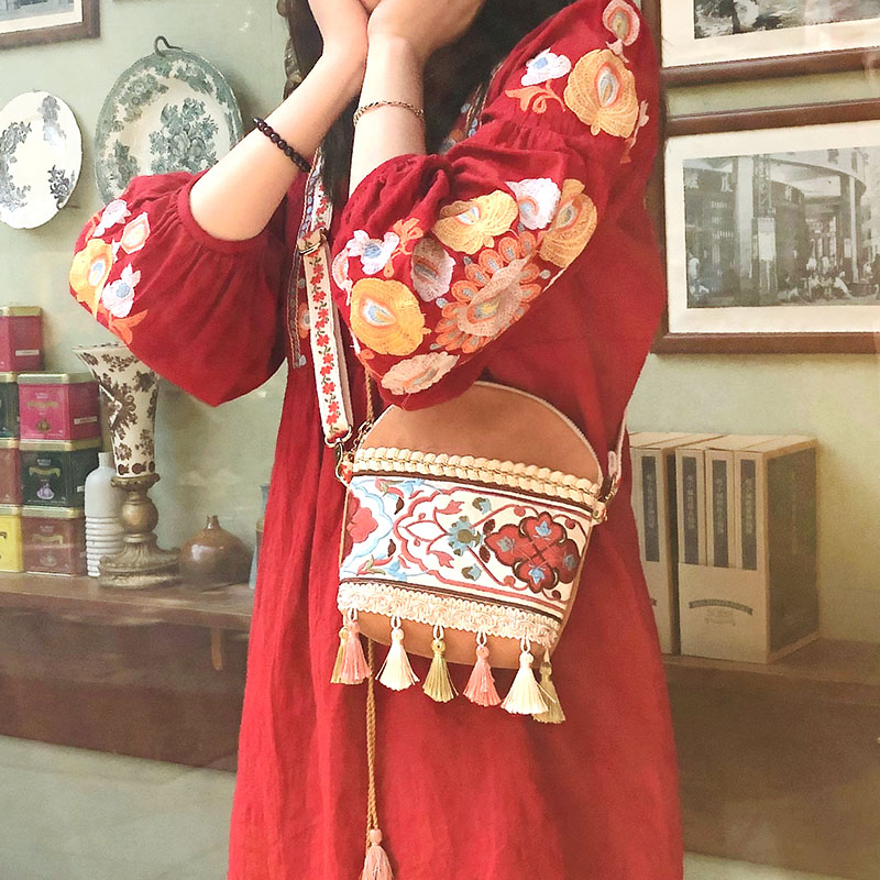 Bohemian Ethnic Style Women's Crossbody Bag with Embroidered Tassels - Yunnan Travel Hanfu Design for Spring/Summer Collection Bohemian Ethnic Style Women's Crossbody Bag with Embroidered Tassels - Yunnan Travel Hanfu Design for Spring/Summer Collection