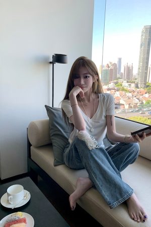 Breathable Cool V-Neck Short Sleeve T-Shirt for Women - Loose Slim Fit White Top, Perfect for Casual 90s and Y2K Style