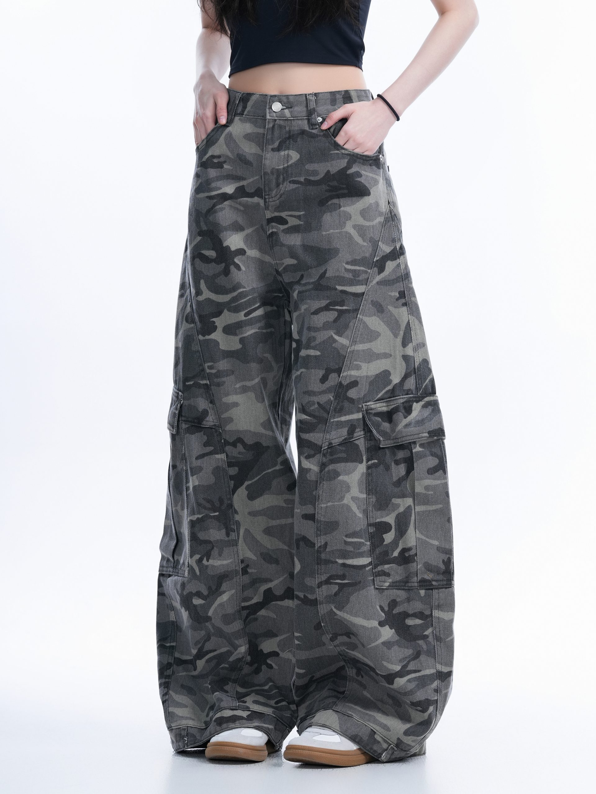 Camouflage Curved Knife Pants with Multiple Pockets - American Street Style Denim Work Pants for Trendy Casual Wear Camouflage Curved Knife Pants with Multiple Pockets - American Street Style Denim Work Pants for Trendy Casual Wear