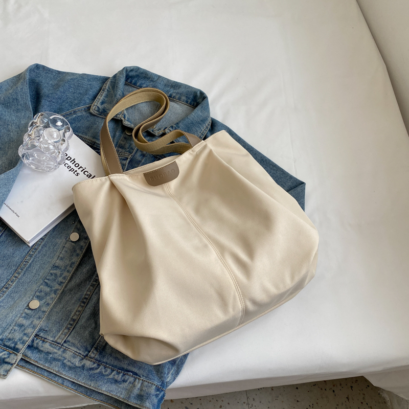 Casual Large-Capacity Women's Shoulder Bag - Versatile Commuter Tote for College Students Casual Large-Capacity Women's Shoulder Bag - Versatile Commuter Tote for College Students