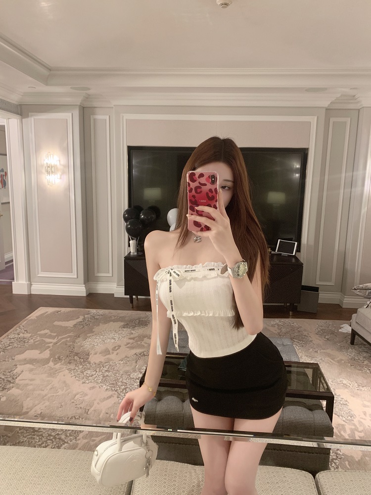 Chic Strapless Ruffled Edge Top with Built-in Padding – Perfect for 90s and Y2K Style Fashion Chic Strapless Ruffled Edge Top with Built-in Padding – Perfect for 90s and Y2K Style Fashion