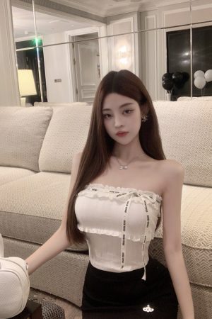 Chic Strapless Ruffled Edge Top with Built-in Padding â€“ Perfect for 90s and Y2K Style Fashion