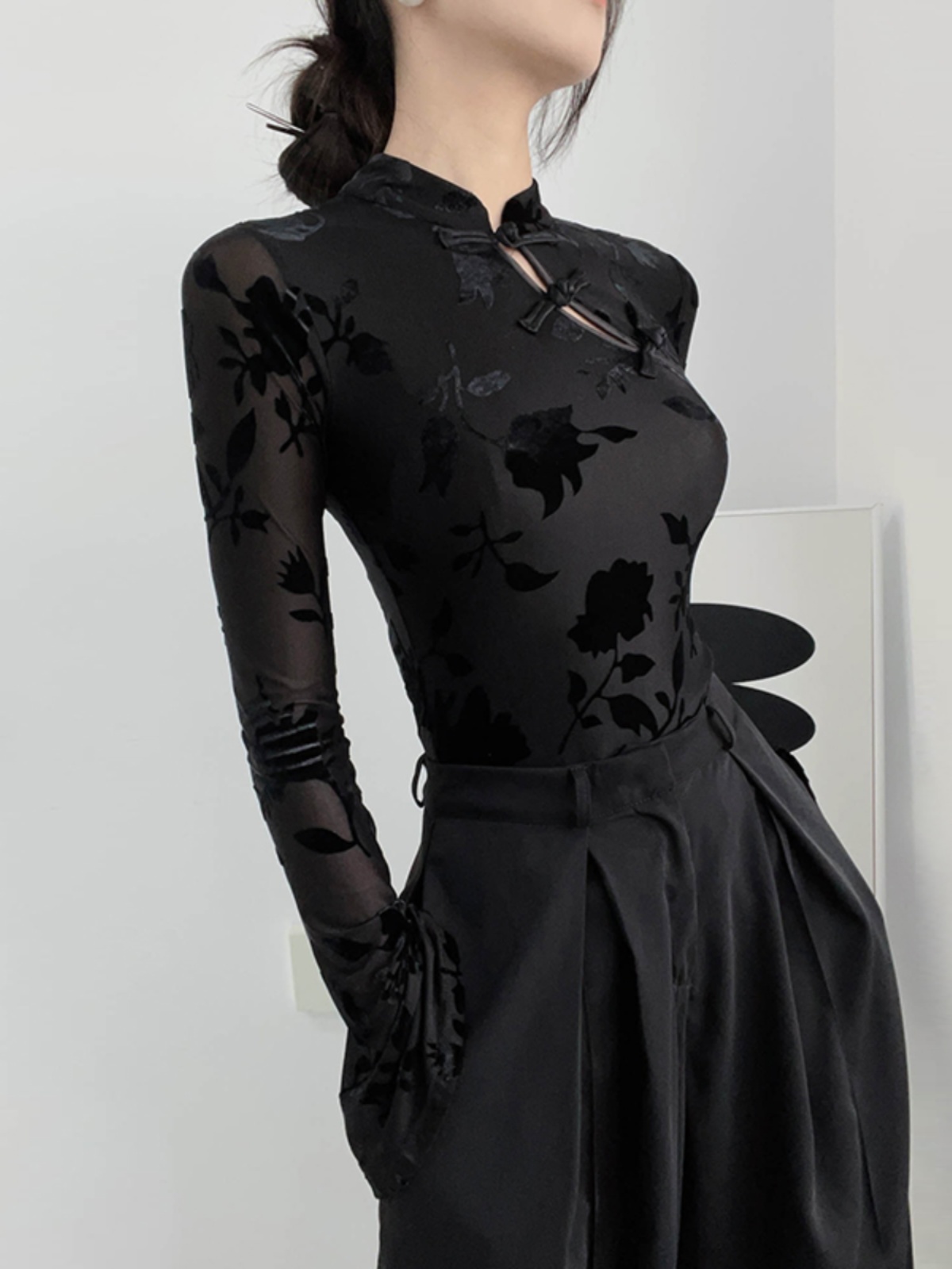 Chinese-Style Velvet Long Sleeve Top with Button Design - Slim Fit Vintage Shirt for Spring and Summer Chinese-Style Velvet Long Sleeve Top with Button Design - Slim Fit Vintage Shirt for Spring and Summer