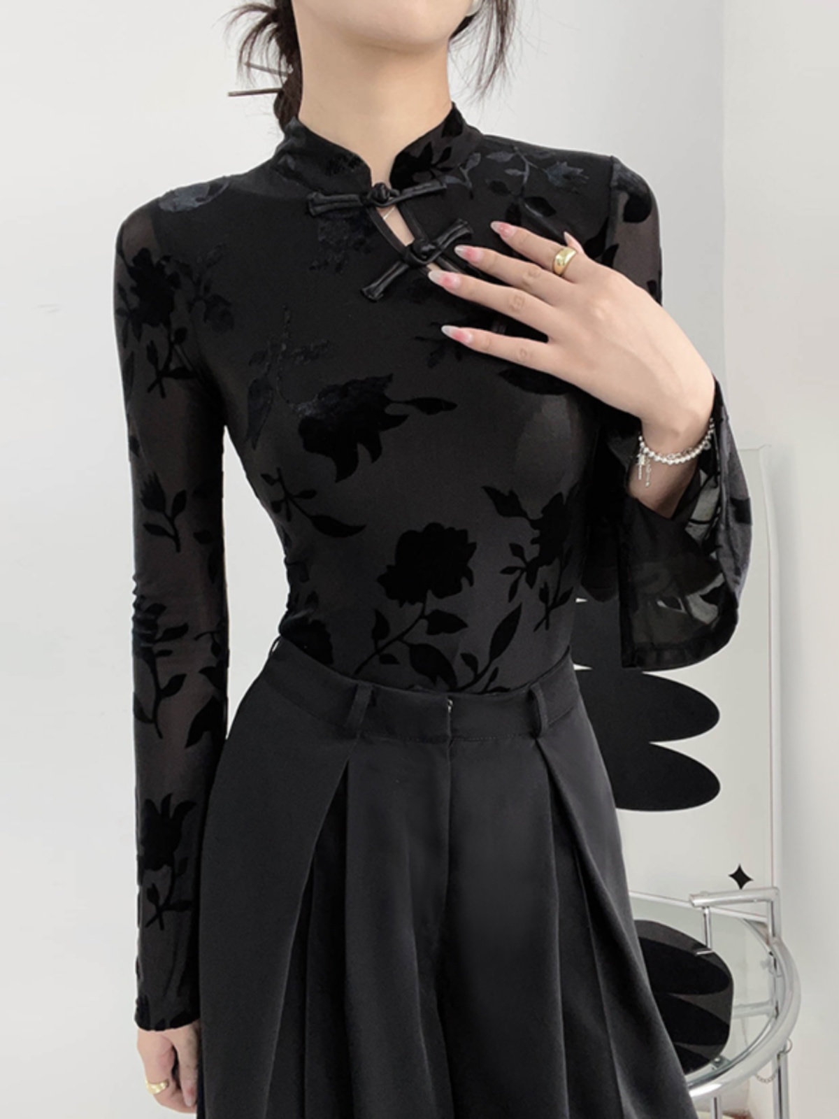 Chinese-Style Velvet Long Sleeve Top with Button Design - Slim Fit Vintage Shirt for Spring and Summer Chinese-Style Velvet Long Sleeve Top with Button Design - Slim Fit Vintage Shirt for Spring and Summer