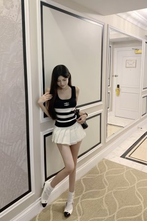 Color-Block Striped Sleeveless Knitted Vest for Women - Slim-Fit Short Top in Chanel Ice Silk, Y2K Fashion Style