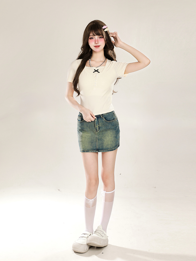 Cropped Summer T-Shirt for Women, Short-Sleeved with Unique Design, Trendy Casual Top for Stylish Girls Cropped Summer T-Shirt for Women, Short-Sleeved with Unique Design, Trendy Casual Top for Stylish Girls