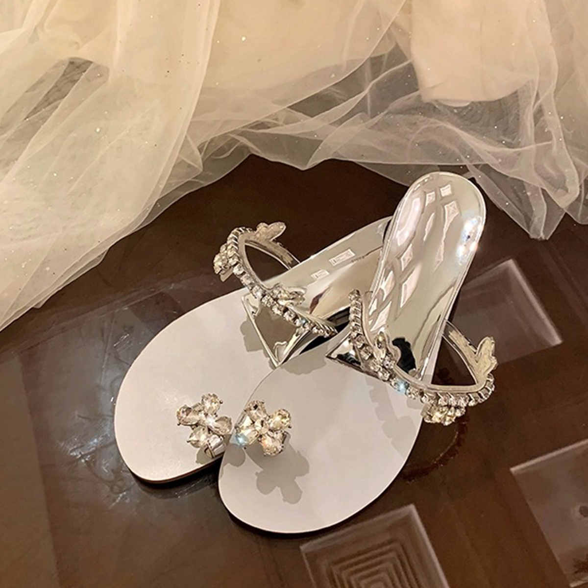 Crystal Flower Buckle Wedge Open-Toe Flat Slippers for Women, Summer Fairy Style, Perfect for Skirts and Outdoor Wear Crystal Flower Buckle Wedge Open-Toe Flat Slippers for Women, Summer Fairy Style, Perfect for Skirts and Outdoor Wear