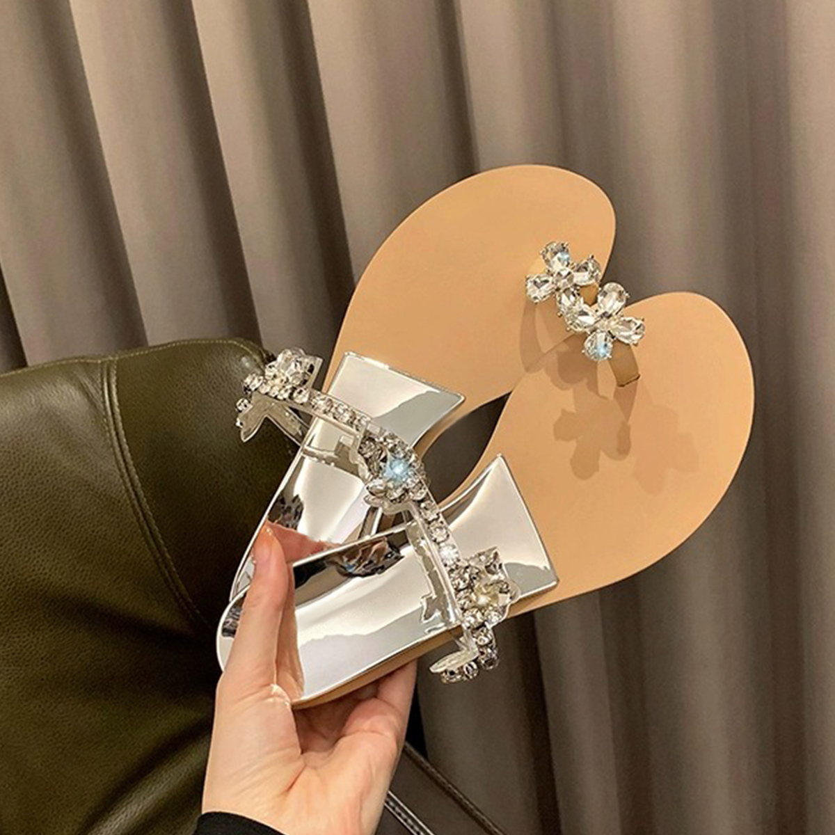 Crystal Flower Buckle Wedge Open-Toe Flat Slippers for Women, Summer Fairy Style, Perfect for Skirts and Outdoor Wear Crystal Flower Buckle Wedge Open-Toe Flat Slippers for Women, Summer Fairy Style, Perfect for Skirts and Outdoor Wear